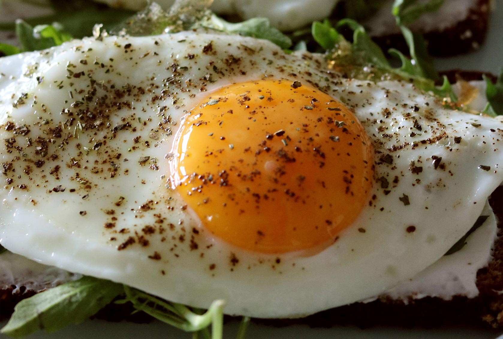 freid-egg-olives